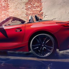 תצלום במבט צד של BMW Z4 רודסטר תצלום במבט צד של BMW Z4 רודסטר על רקע קיר לבנים