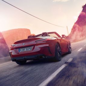 תצלום חלקה האחורי של BMW Z4 רודסטר תצלום חלקה האחורי של BMW Z4 רודסטר בדרך צדדית