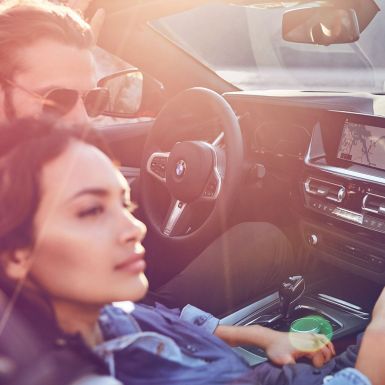 BMW Z4 רודסטר עם אישה ואיש אישה ואיש ב-BMW Z4 רודסטר