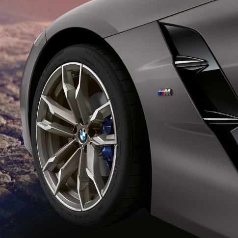 גלגל קדמי של BMW Z4 רודסטר גלגל קדמי של BMW Z4 רודסטר אפורה
