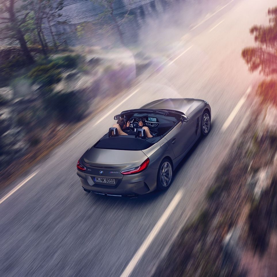 BMW Z4 רודסטר במבט על BMW Z4 רודסטר אפורה בתנועה במבט על
