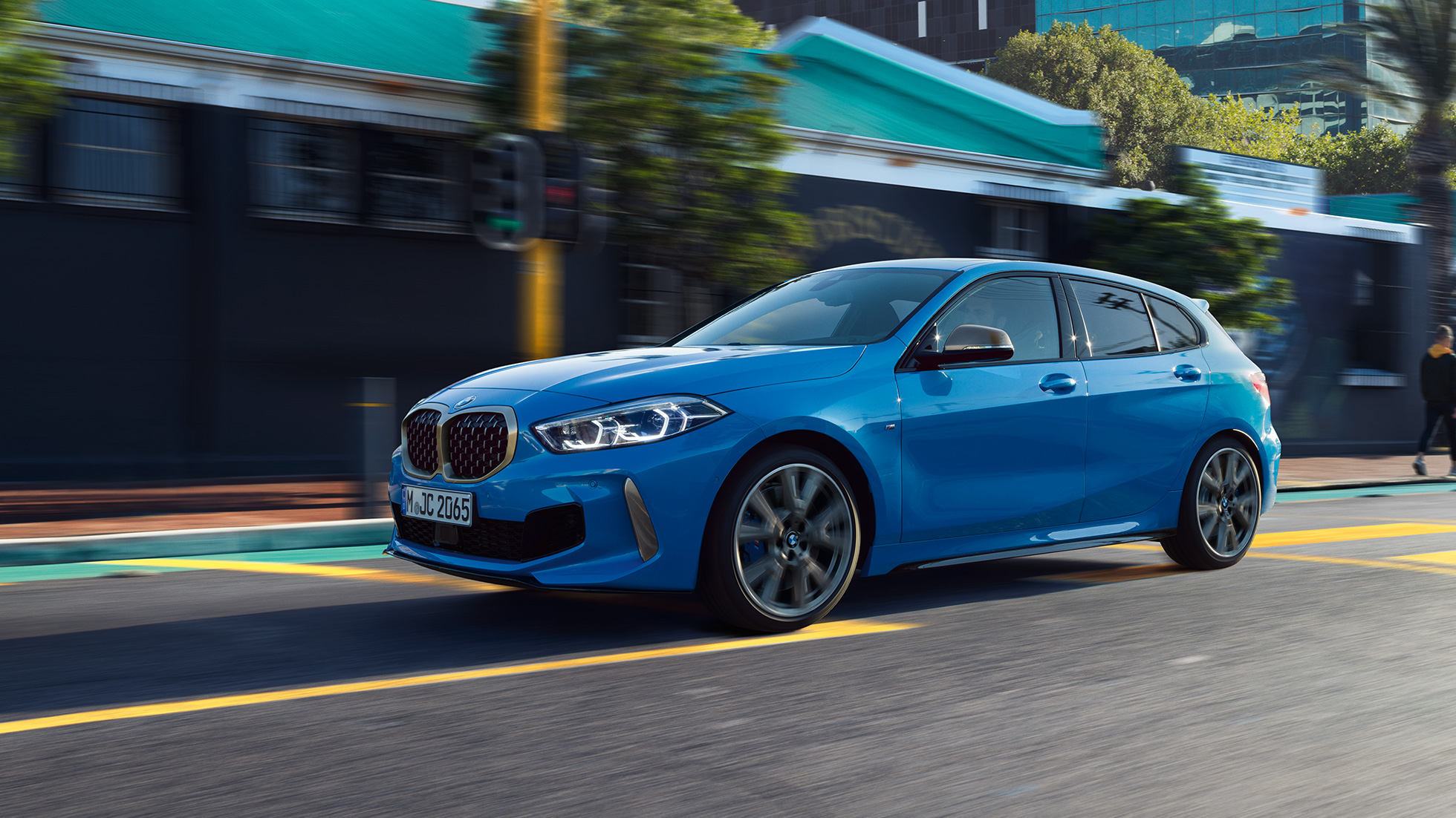 BMW סדרה 1, מבט 3/4 צדדי. BMW סדרה 1 בצבע כחול מטאלי Misano blue, מבט 3/4 קדמי בנסיעה.