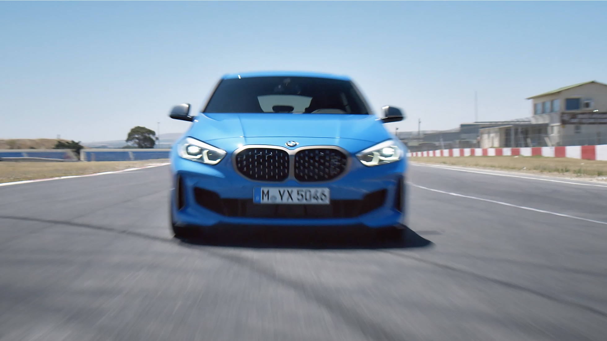 BMW סדרה 1, סרטון נהיגה. סרטון BMW סדרה 1 עם צילומי נהיגה דינמית.