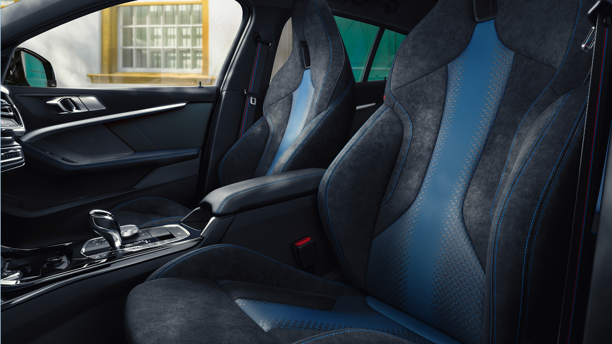 מושבי M Sport (אופציה בתשלום). מושבים ארגונומיים M Sport (אופציה בתשלום) ב-BMW סדרה 1 עם תפירה כפולה ועם משענת ראש מובנית.