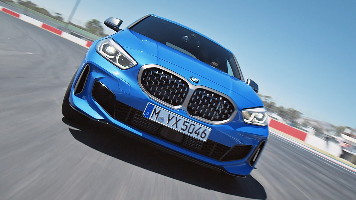 מתלים אדפטיביים (אופציונלי). BMW סדרה 1 עם מתלים אדפטיביים (אופציונלי).