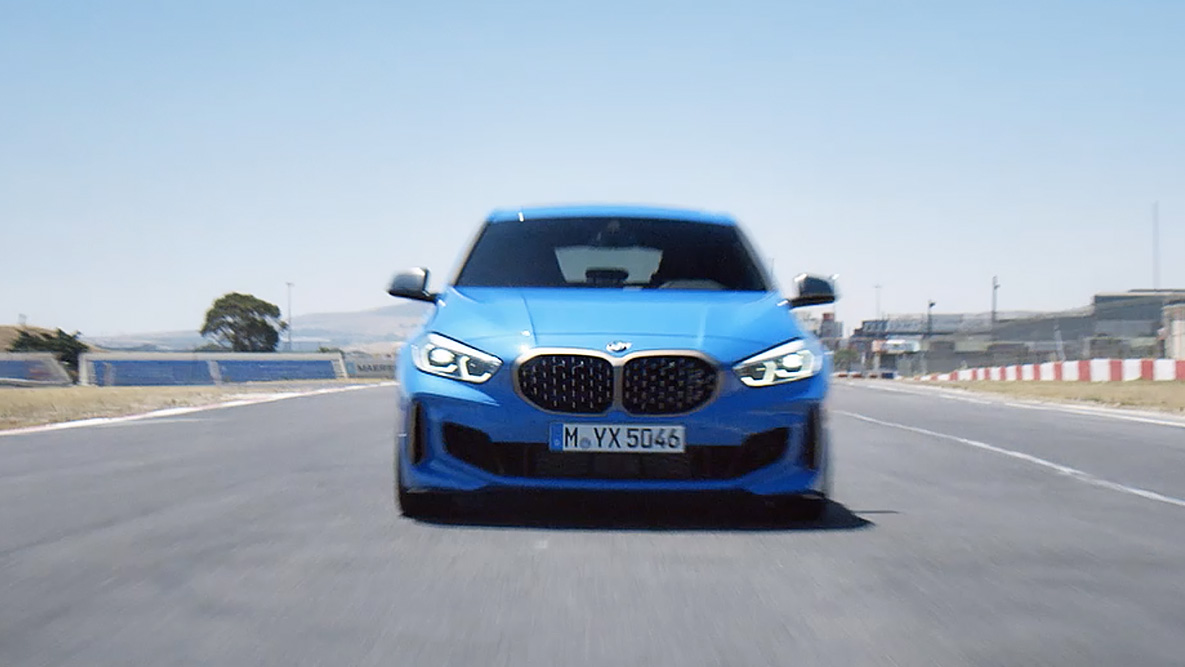 בקרת אחיזה ויציבות. BMW סדרה 1 עם אחיזה גבוה.