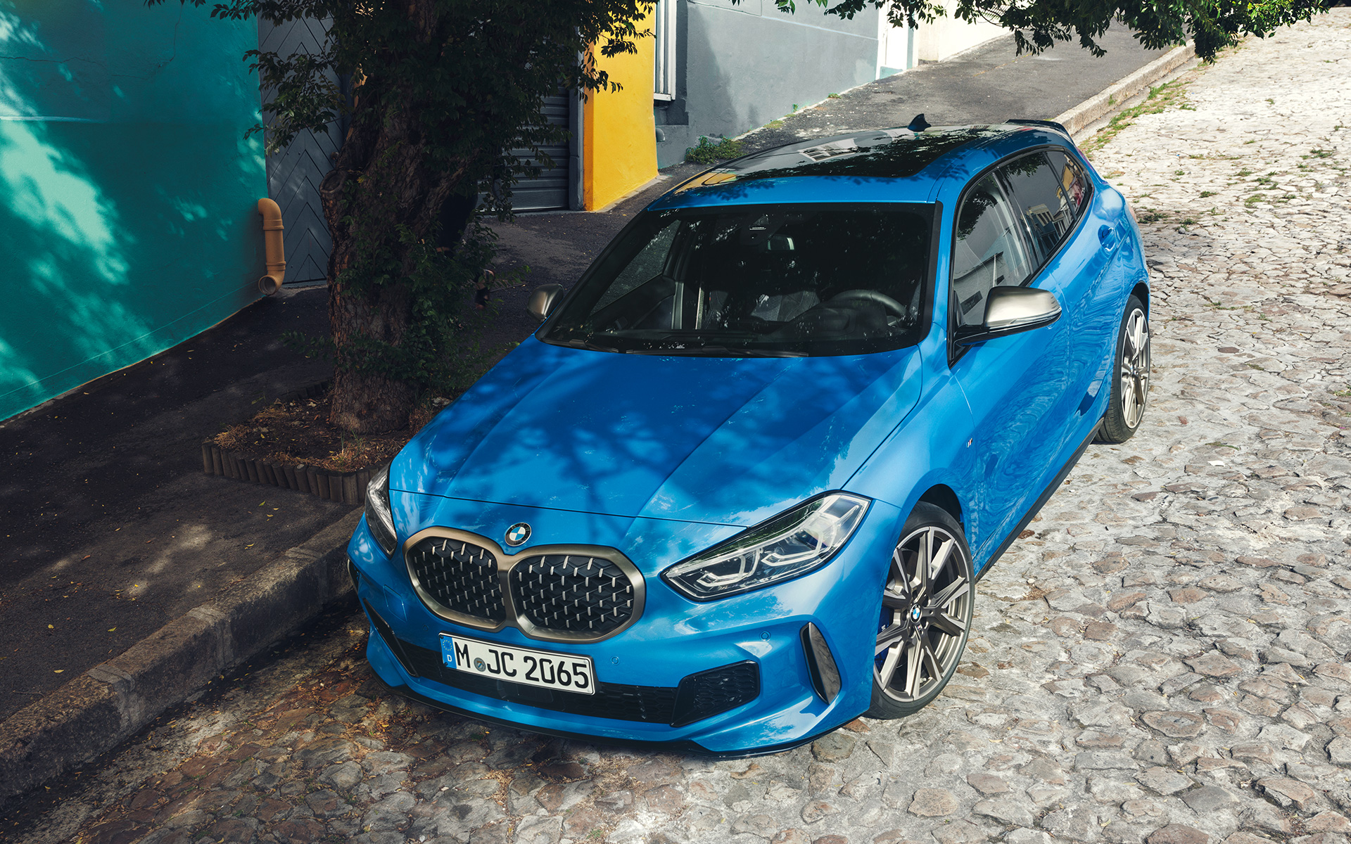BMW סדרה 1 M135i בצבע כחול מטאלי Misano, מבט קדמי, חניה בצד הדרך, מבט ממעוף הציפור.