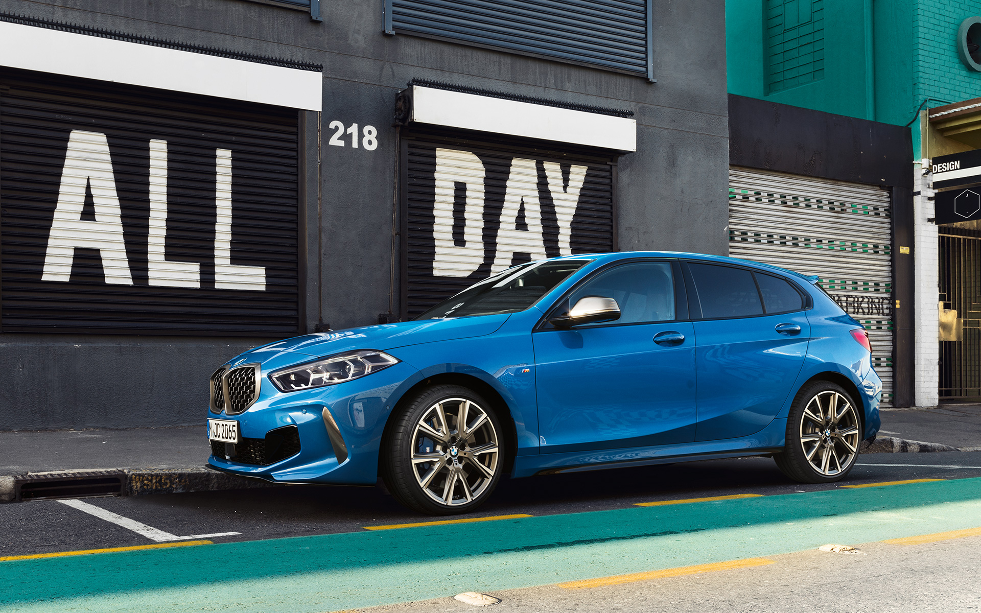 BMW סדרה 1 M135i בצבע כחול מטאלי Misano, מבט מהצד במפרץ חניה.