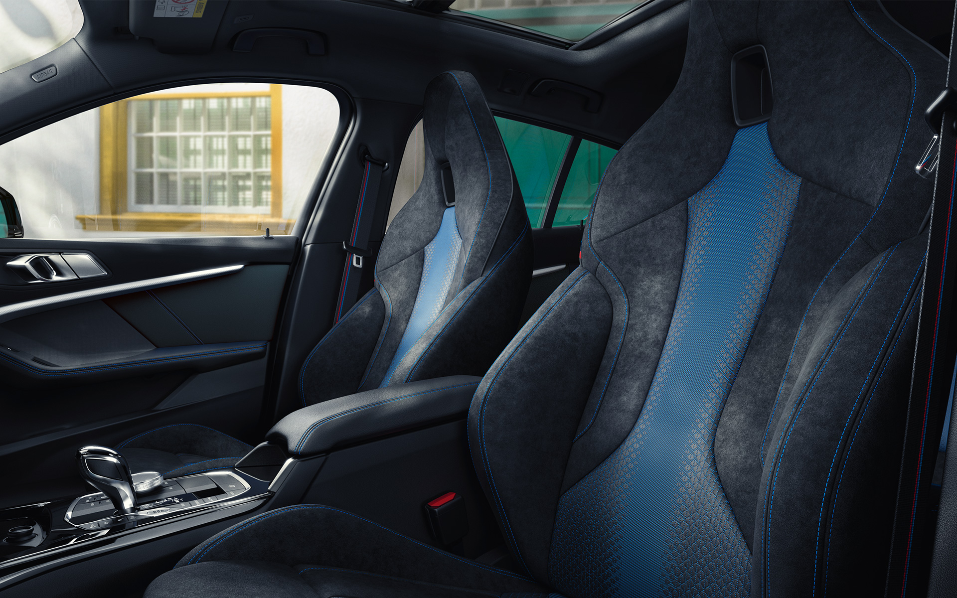 מושבים ארגונומיים M Sport ב-BMW סדרה 1 עם תפירה כפולה ועם משענת ראש מובנית.