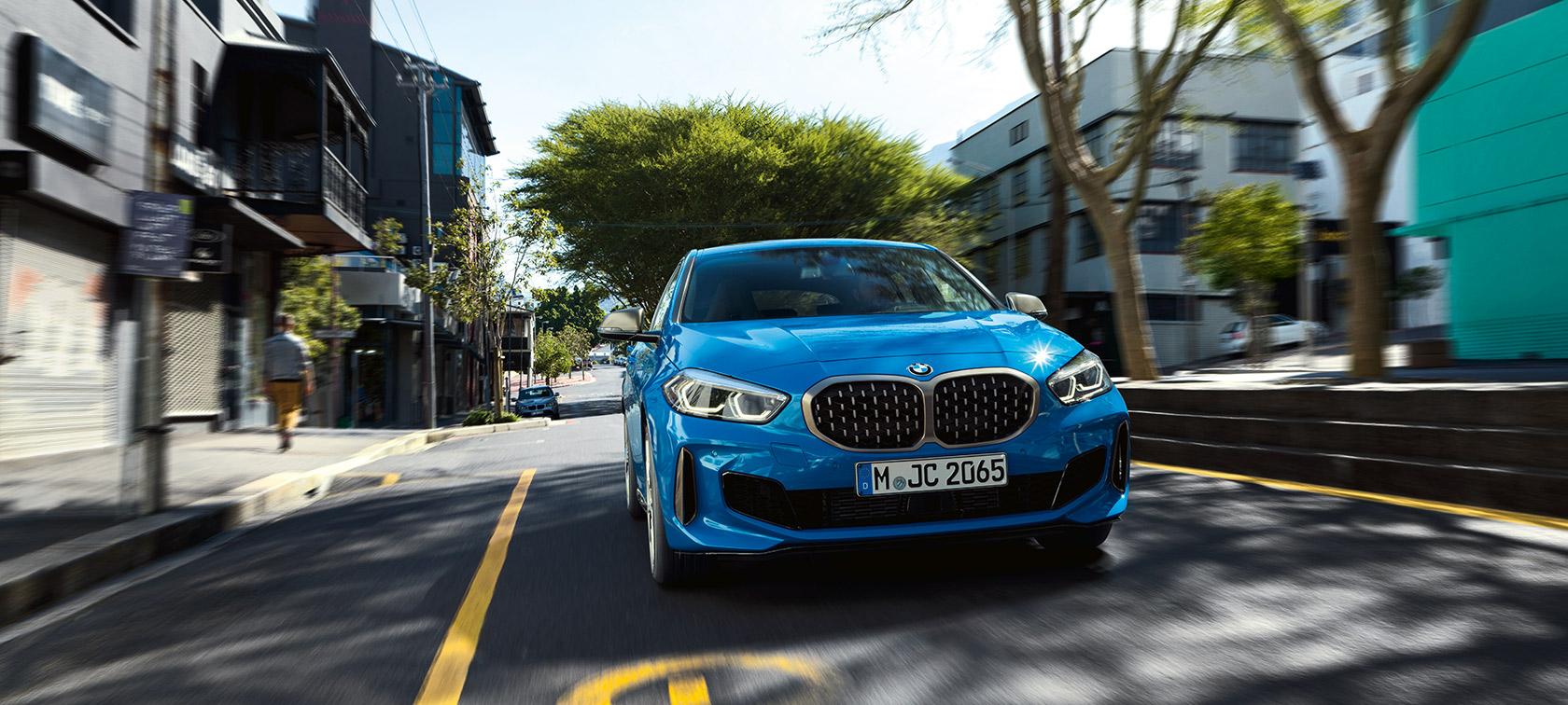 ה-BMW סדרה 1 BMW סדרה 1 בכחול מטאלי Misano, מבט קדמי בנסיעה