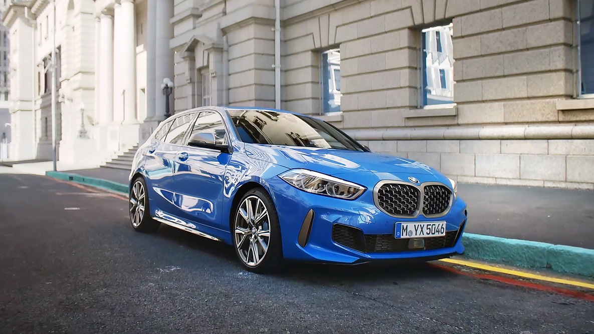 BMW סדרה 1 חניה BMW סדרה 1 בצבע כחול מטאלי Misano, מבט מהצד במפרץ חניה