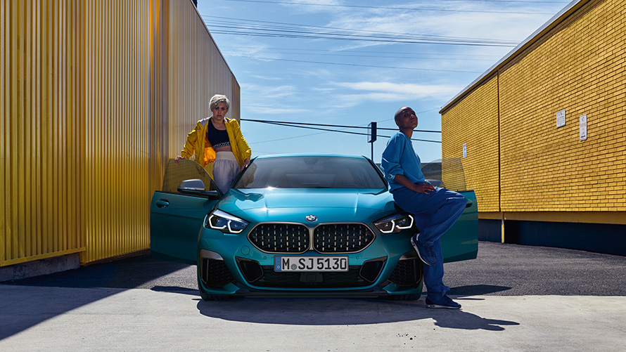 BMW סדרה 2 גראן קופה כחול מטאלי F44 מבט קדמי עם דלתות קדמיות פתוחות