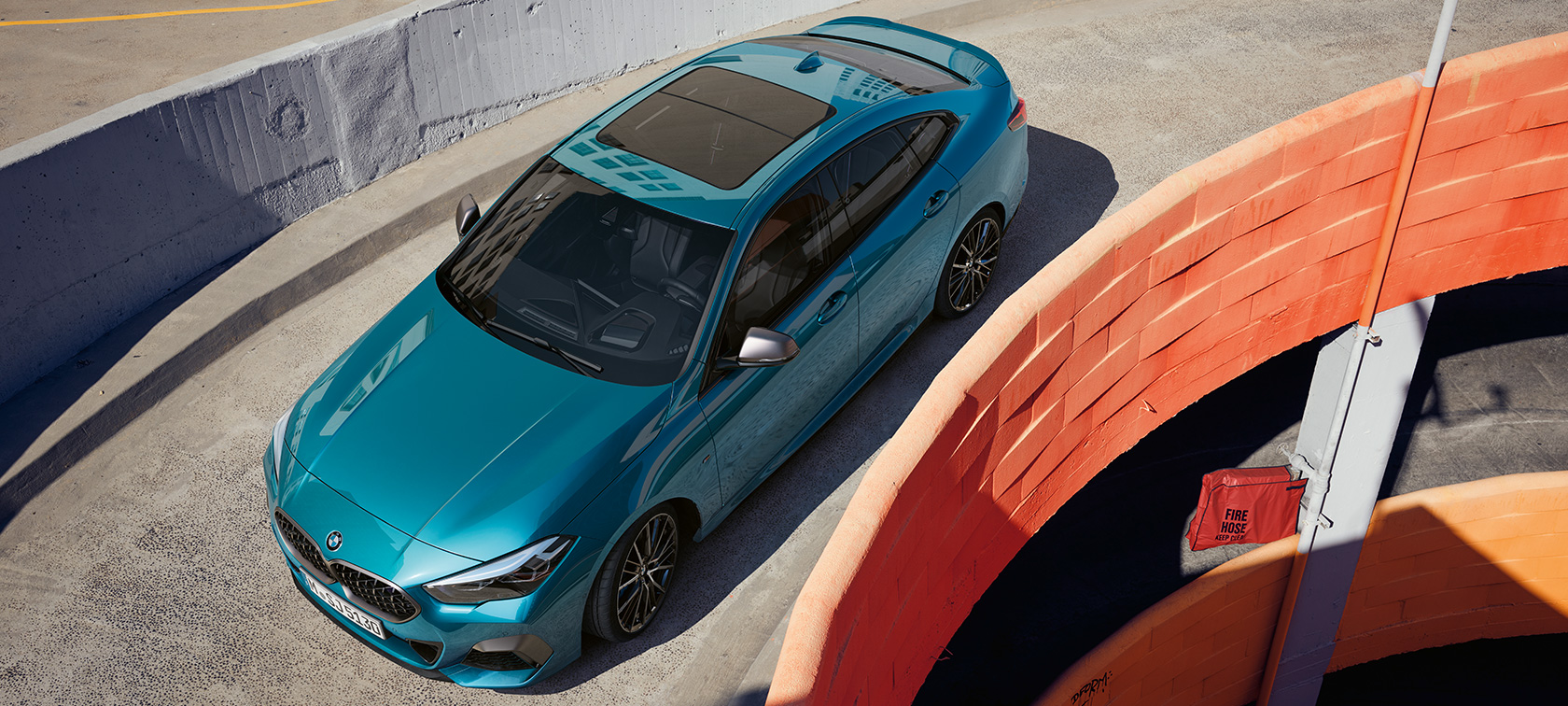 BMW סדרה 2 גראן קופה עם חלון גג פנורמי BMW סדרה 2 גראן קופה עם חלון גג פנורמי כחול מטאלי F44 מבט ממעוף הציפור