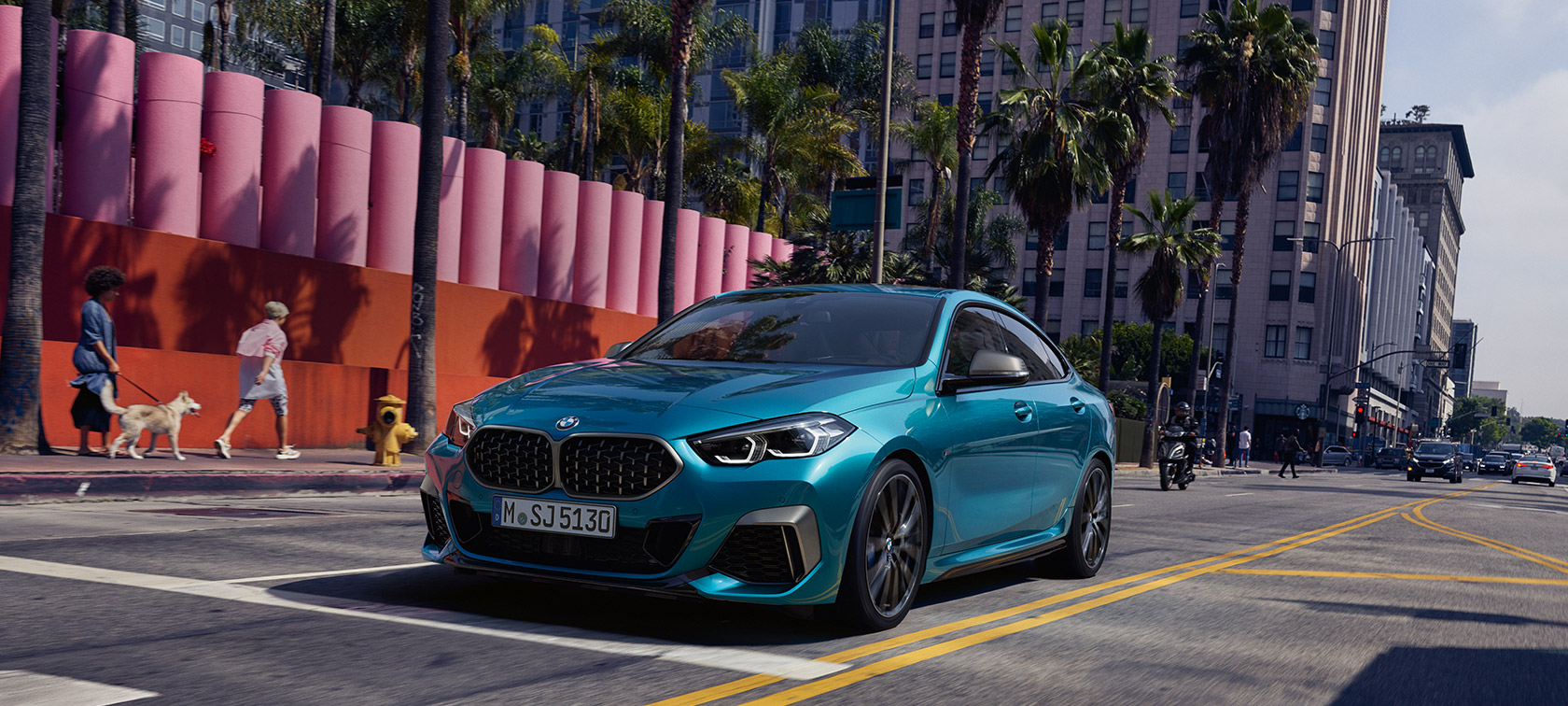 BMW סידרה 7: BMW אפורה במבט חזית-צד, מוקפת באלומות אור