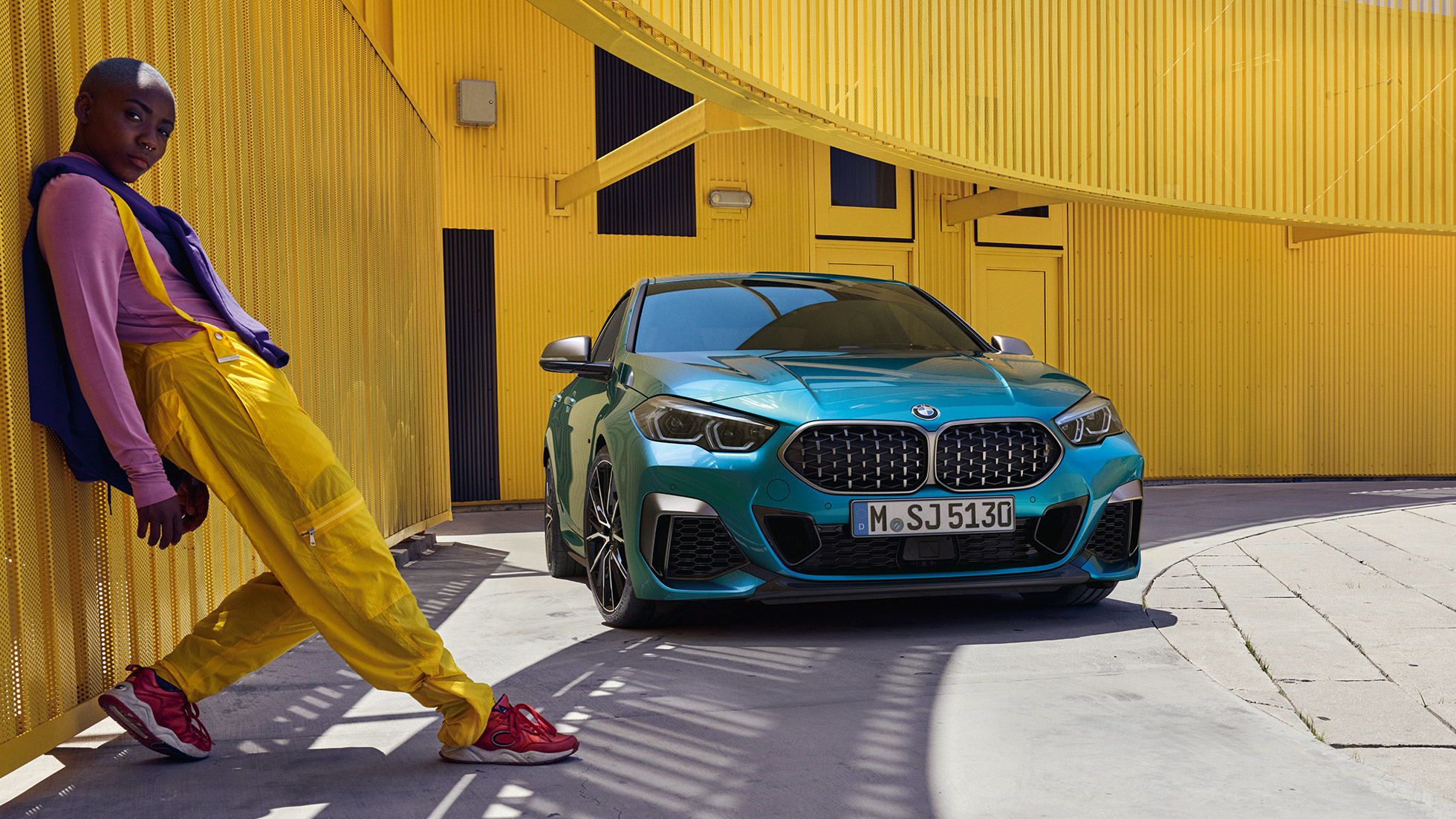 BMW סדרה 2 גראן קופה, חלק קדמי ה-BMW סדרה 2 גראן קופה עם גריל כליות בעיצוב כוורת, כחול מטאלי F44 מבט 3/4 קדמי