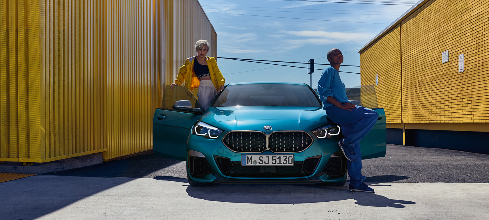 BMW סדרה 2 גראן קופה מבט קדמי עם דלתות קדמיות פתוחות BMW סדרה 2 גראן קופה כחול מטאלי F44 מבט קדמי עם דלתות קדמיות פתוחות