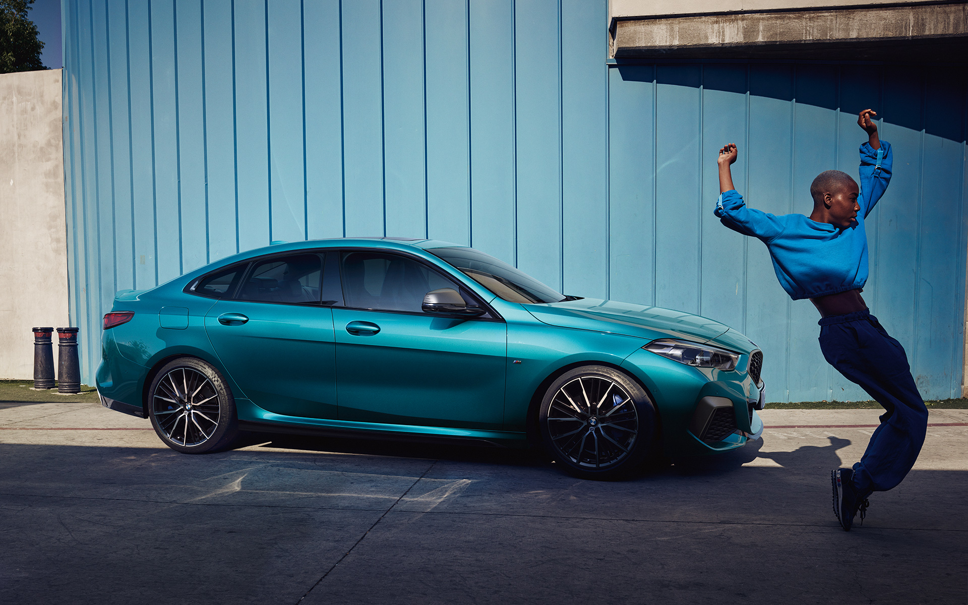 צללית קופה אטרקטיבית BMW סדרה 2 גראן קופה כחול מטאלי מבט צדדי