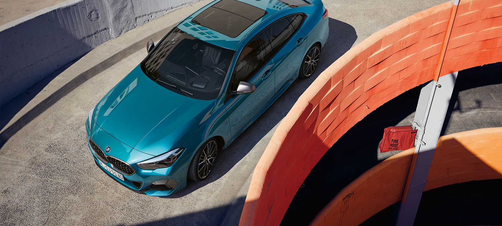 BMW סדרה 2 גראן קופה מבט קדמי מלמעלה BMW סדרה 2 גראן קופה כחול מטאלי מבט קדמי מלמעלה מעל הגג
