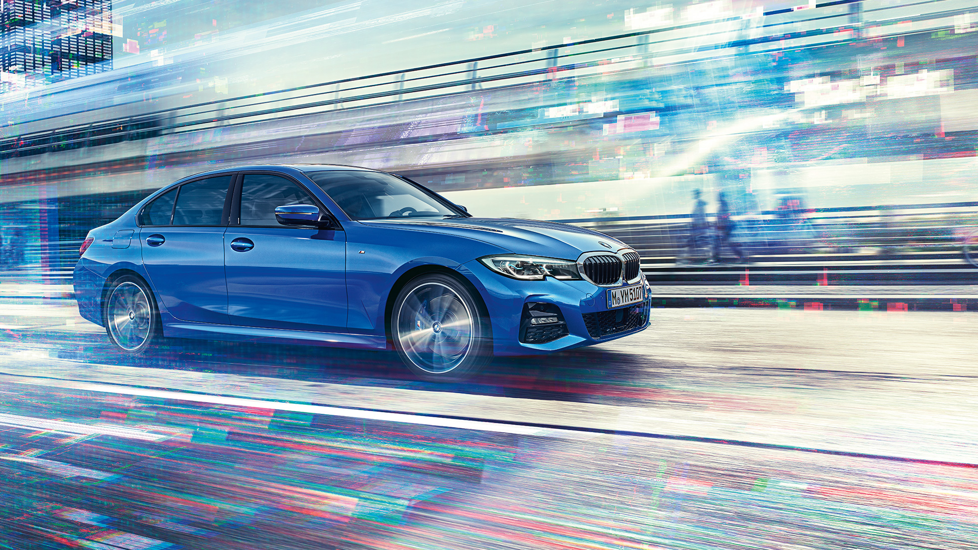 BMW סידרה 3 בנסיעה, מבט צד. תצלום של BMW סידרה 3 בנסיעה, במבט צד, ביום, בסביבה עירונית.