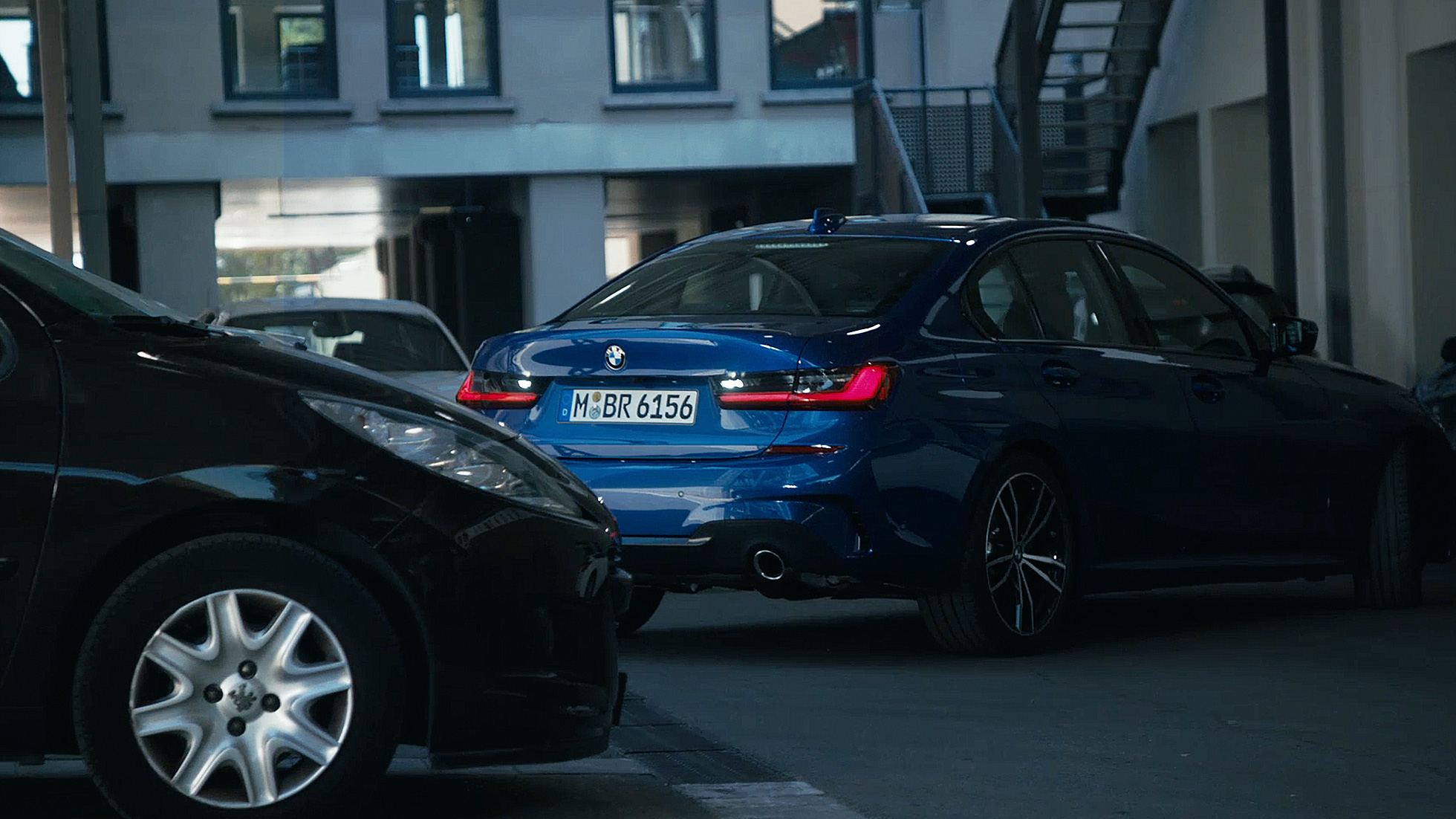 BMW סידרה 3, רכיבים של M Performance. מבט חזית-צד על BMW סידרה 3 החדשה עם רכיבים של M Performance.