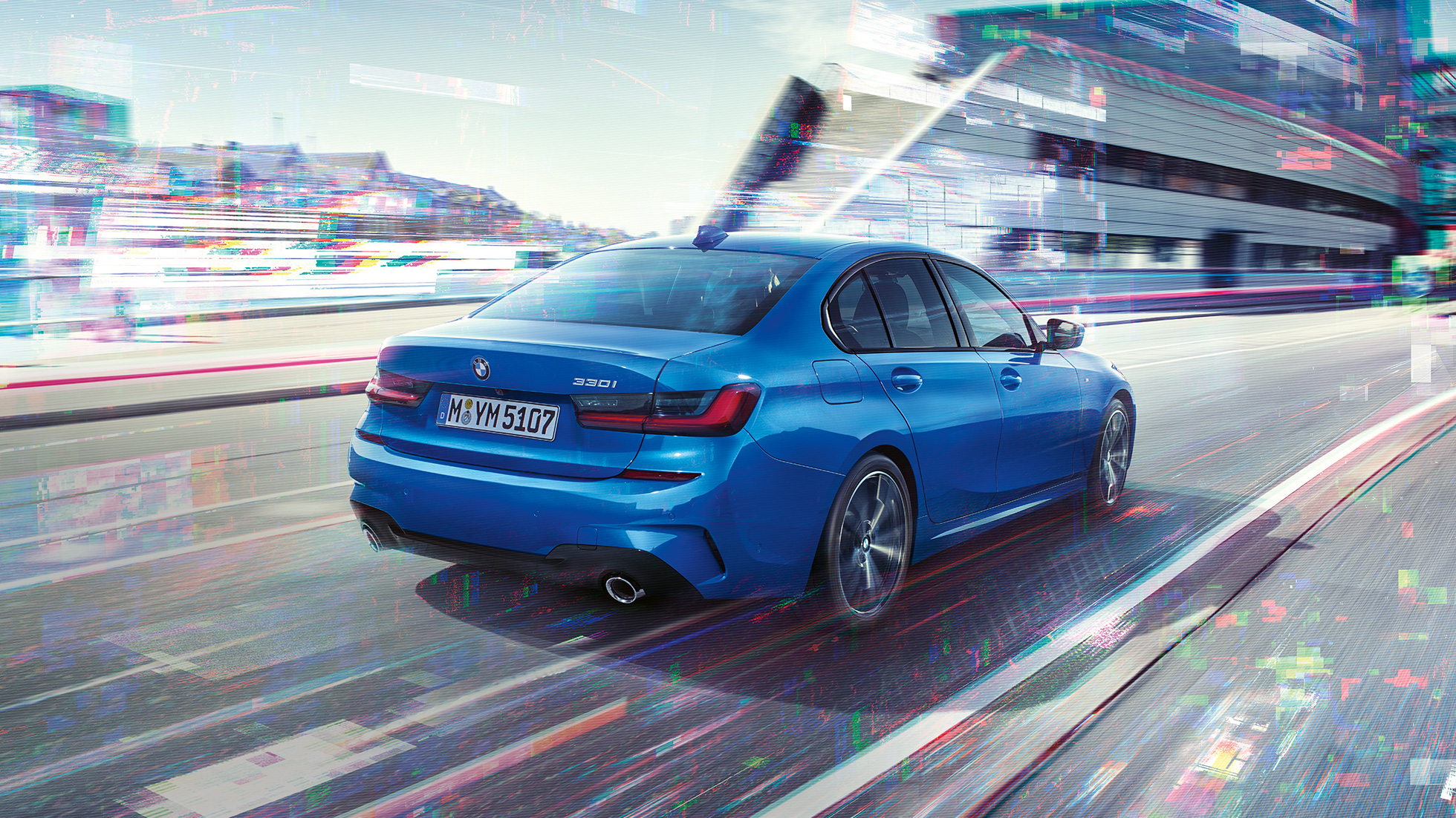 BMW סידרה 3, תצלום במבט אחור-צד. תצלום במבט אחור-צד של BMW סידרה 3 ביום, על רקע סביבה עירונית.