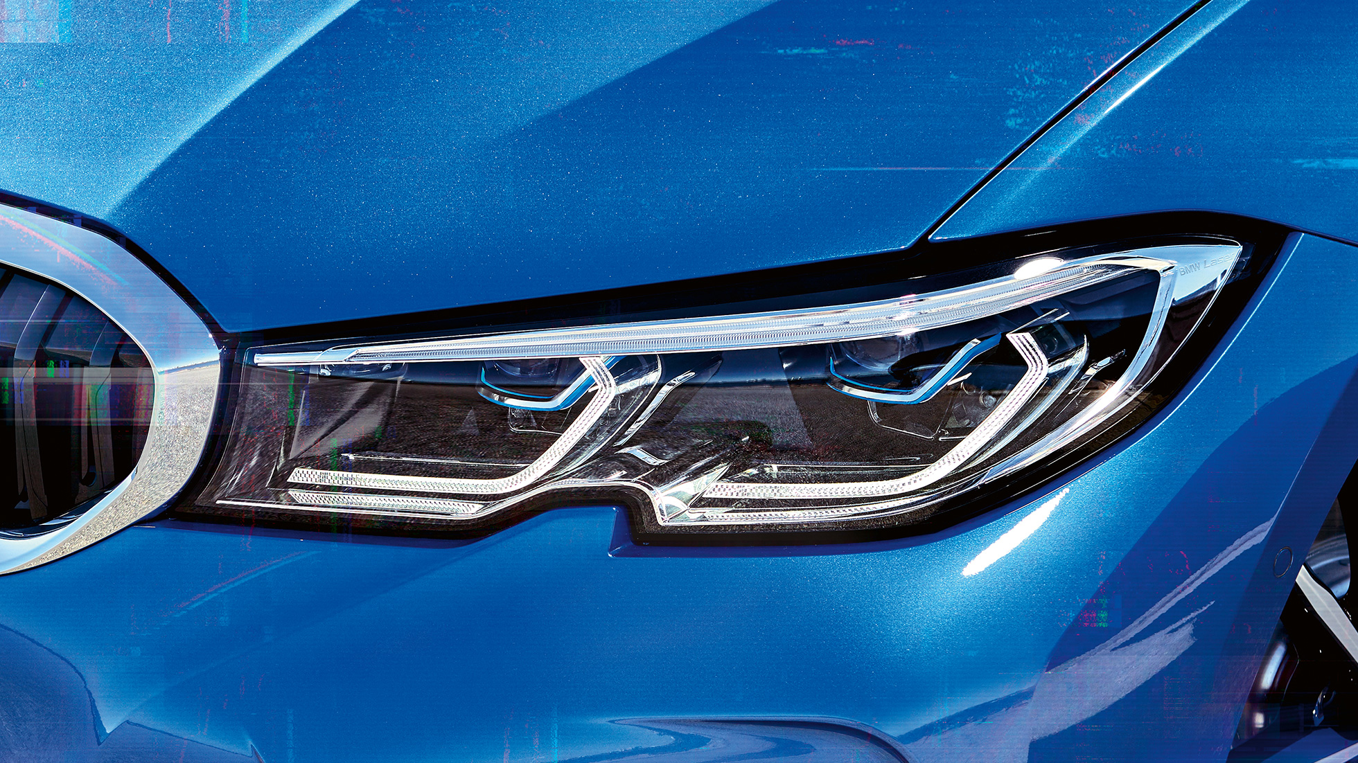 BMW סידרה 3, פנסי לייזר של BMW (אופציונלי) תקריב במבט צד על הפנסים הראשיים בחזית, בצד ימין, עם פנסי הלייזר של BMW (אופציונלי)