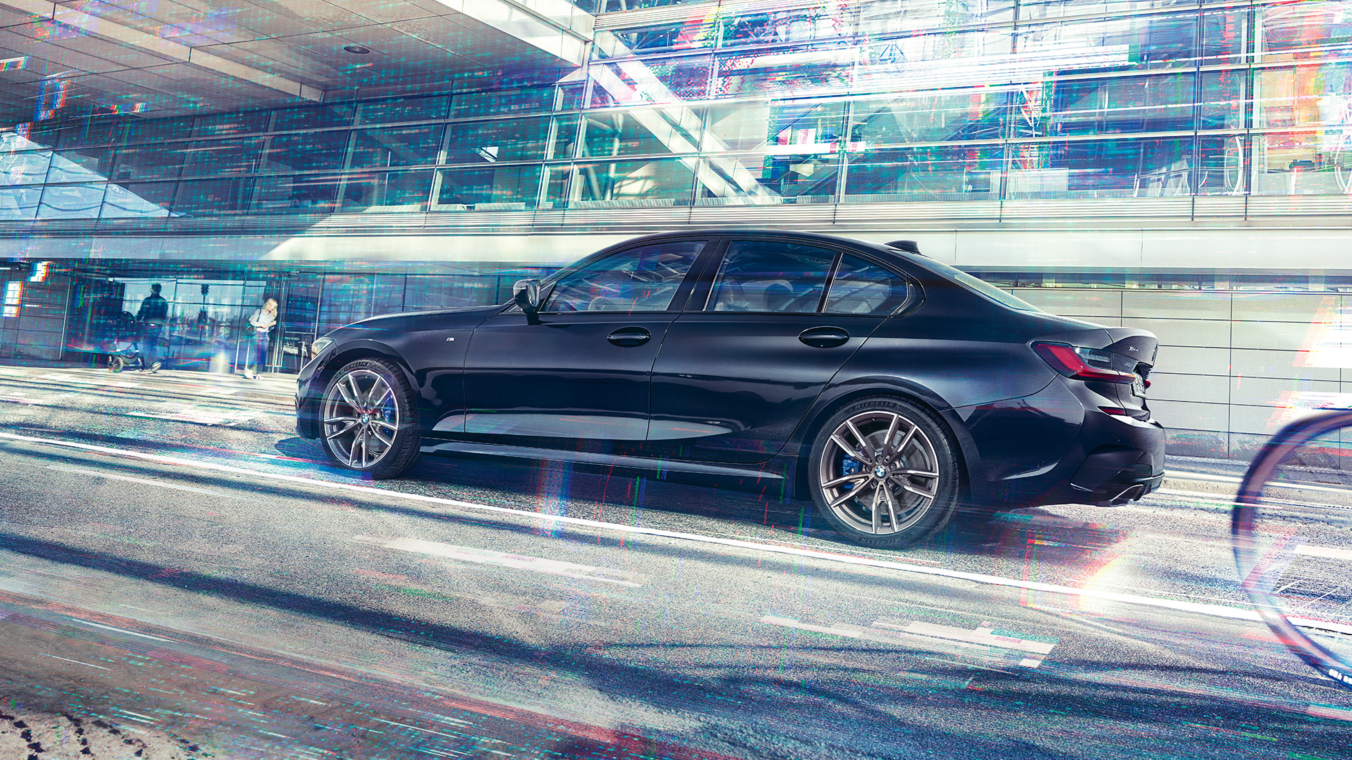 BMW סידרה 3, דגם BMW M340i xDrive. מבט אלכסון-צד על BMW M340i xDrive, על רקע מבנה עירוני.