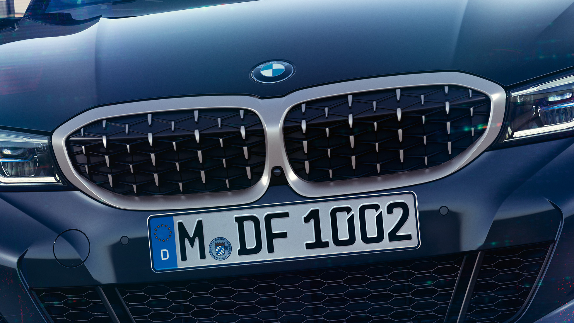 BMW סידרה 3, שבכת כליות כפולה תקריב מלפנים על שבכת הכליות בעיצוב סריג (Mesh) של BMW סידרה 3 בדגם M340i xDrive.