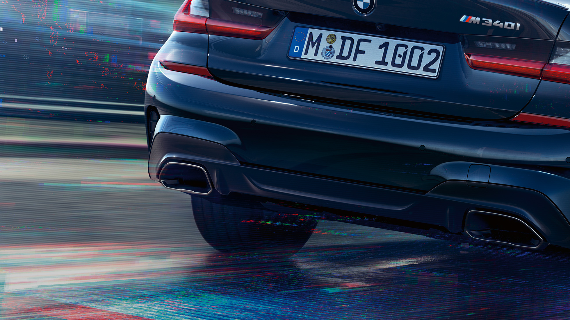 BMW סידרה 3, קצוות צינור פליטה מבית BMW M תקריב על חלקה האחורי של BMW סידרה 3 עם קצוות צינורות הפליטה המיוחדים מבית BMW M בגימור Cerium Grey