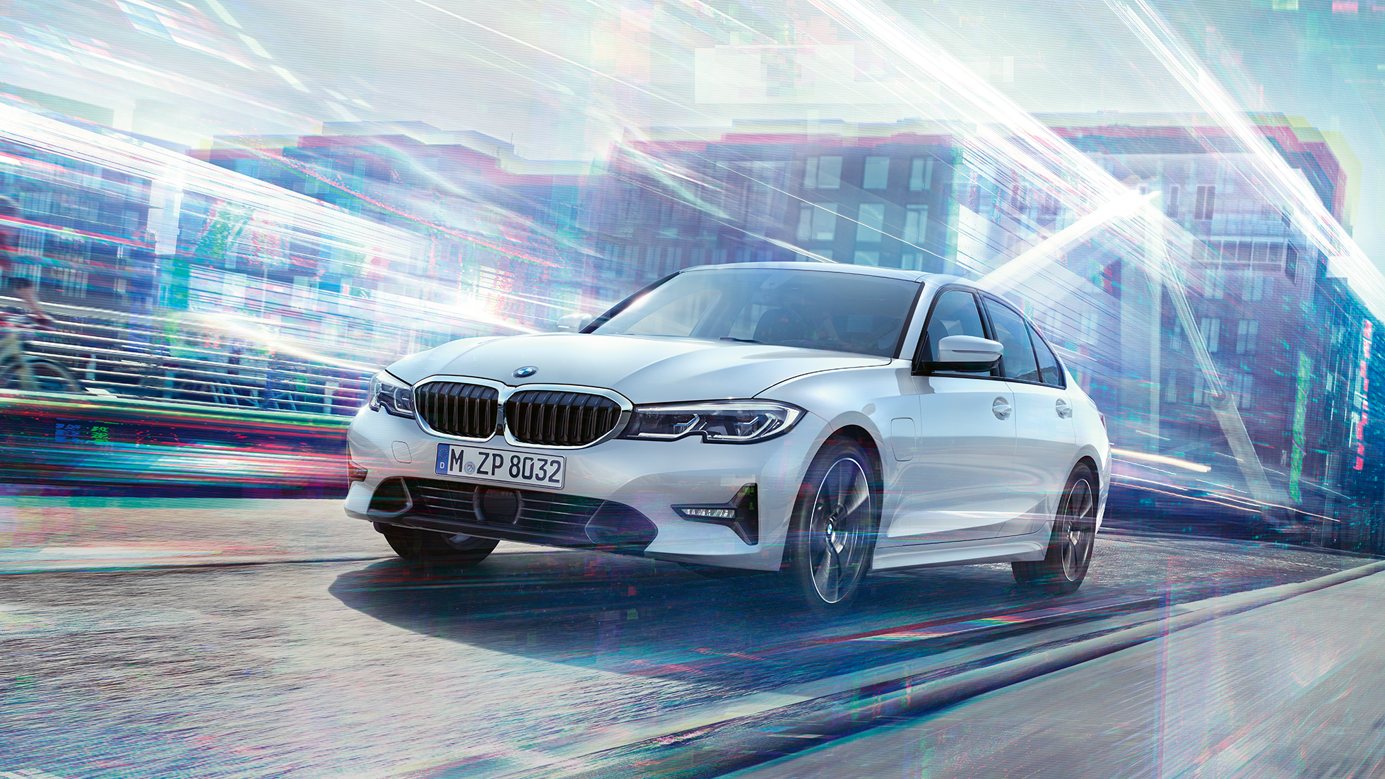 BMW סידרה 3, נוסעת, דגם 330e BMW סידרה 3 330e נוסעת על רקע נוף עירוני