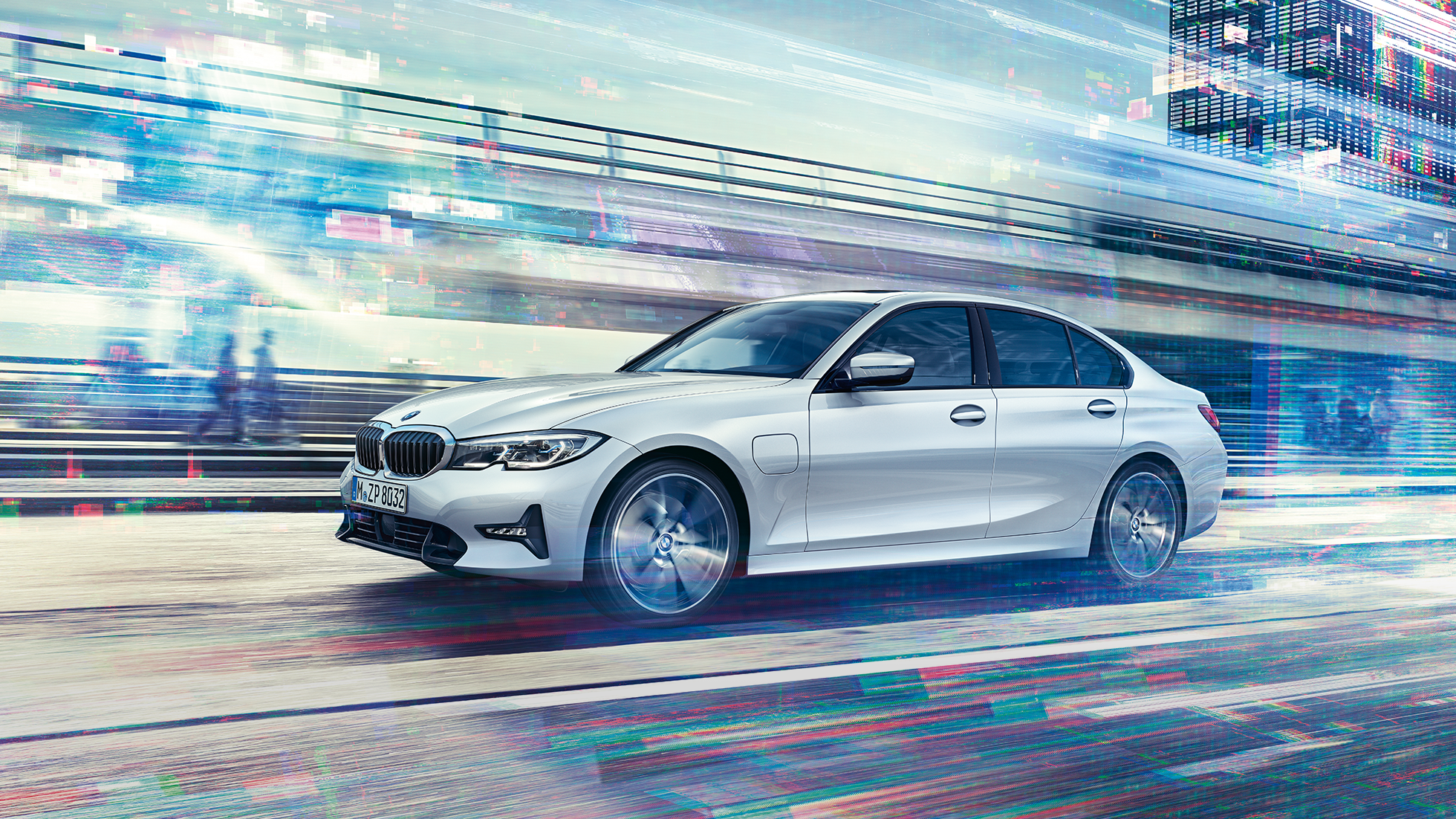 BMW סידרה 3, מבט צד על BMW סידרה 3 מדגם 330e בנסיעה. מבט צד על BMW סידרה 3 בנסיעה, דגם 330e, על רקע נוף עירוני.