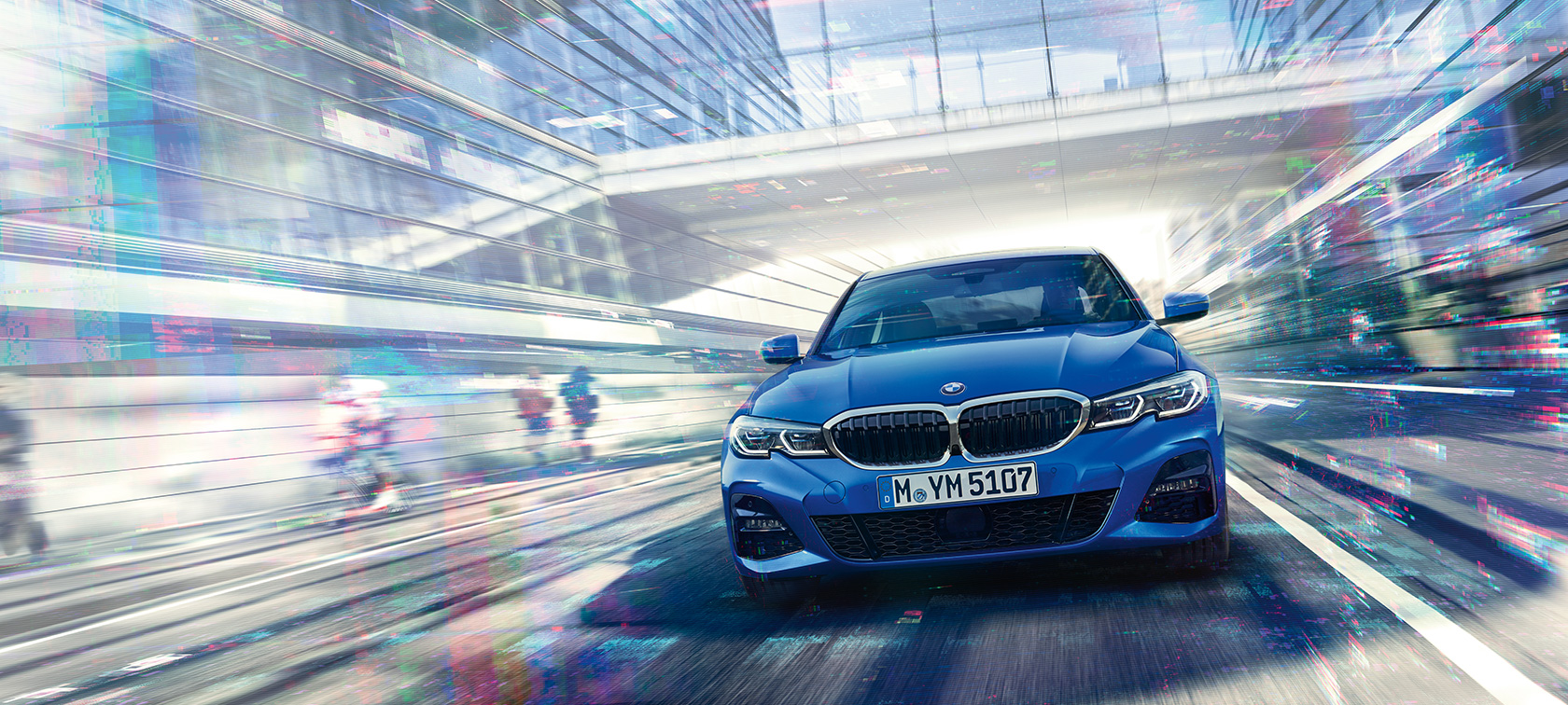 BMW סידרה 3, מבט מהחזית. מבט מלפנים על BMW סידרה 3 נוסעת ביום, מתחת מבנה מזכוכית.