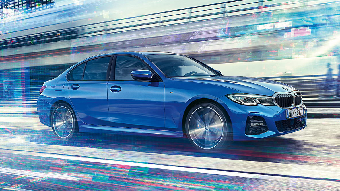 BMW סדרה 3, מבט צדדי בנסיעה. תמונה בתנועה של ה-BMW סדרה 3 מהצד באור יום בסביבה עירונית.
