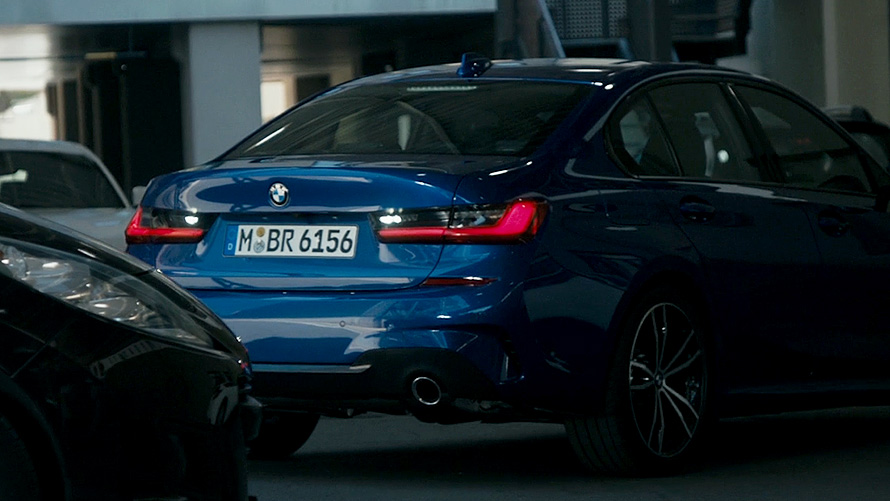 BMW סדרה 3, מערכת עזר לנסיעה לאחור. צילום תקריב של לוח המחוונים של ה-BMW סדרה 3 עם מערכת העזר לנסיעה לאחור.