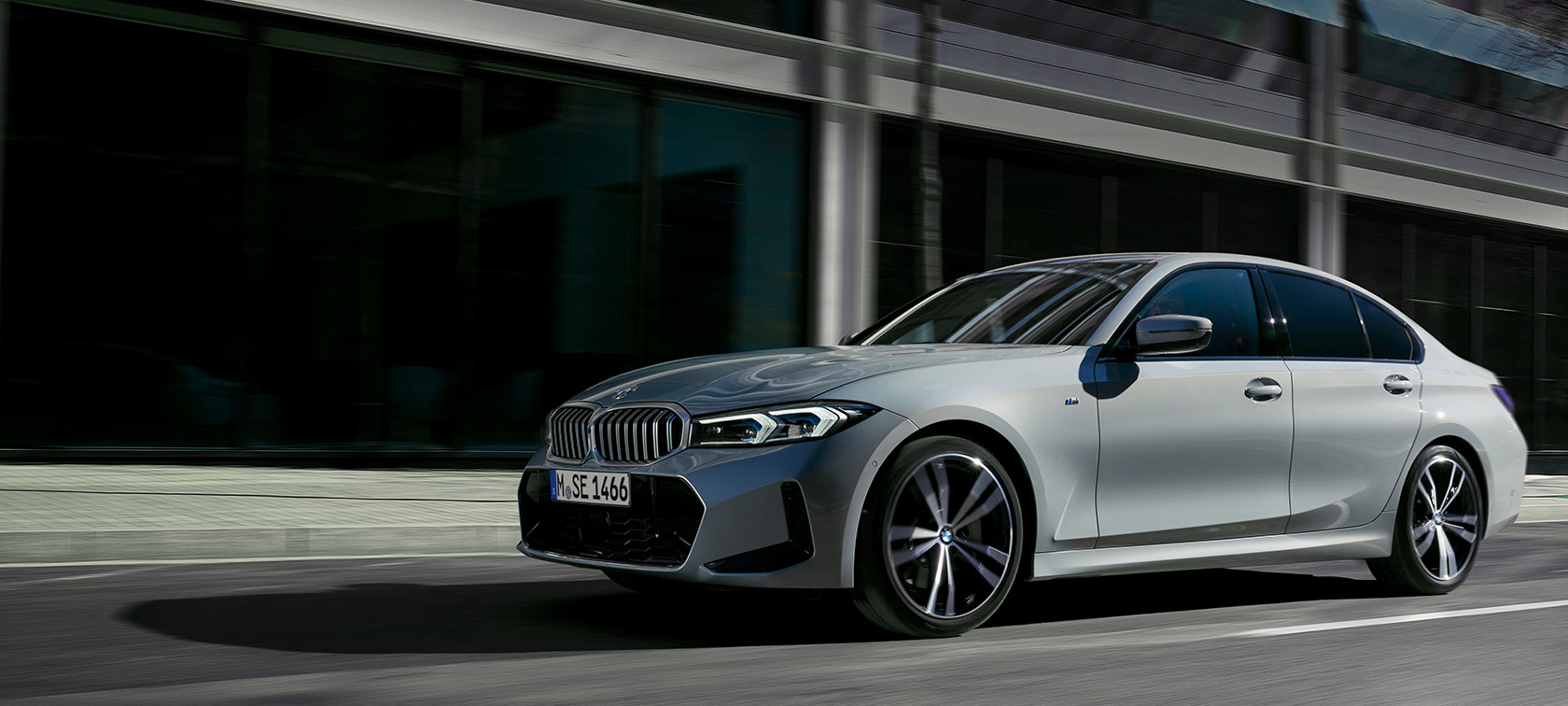 BMW סדרה 3 אפור Brookly Grey מבט מהצד בעמידה לפני קיר