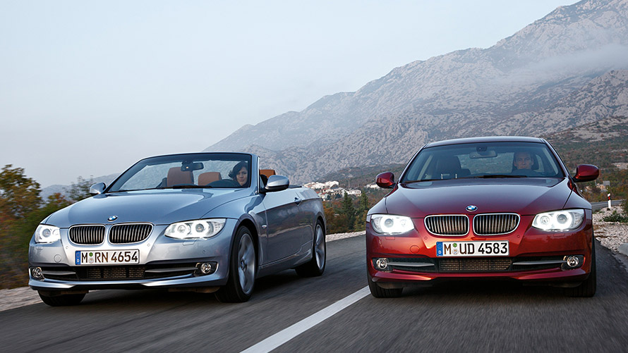 BMW סדרה 3 E90 BMW סדרה 3 קבריולה דור חמישי E93 מבט קדמי ברחוב דגמי BMW סדרה 3 BMW סדרה 3 E90 קבריולה דור חמישי E90 מבט קדמי ברחוב