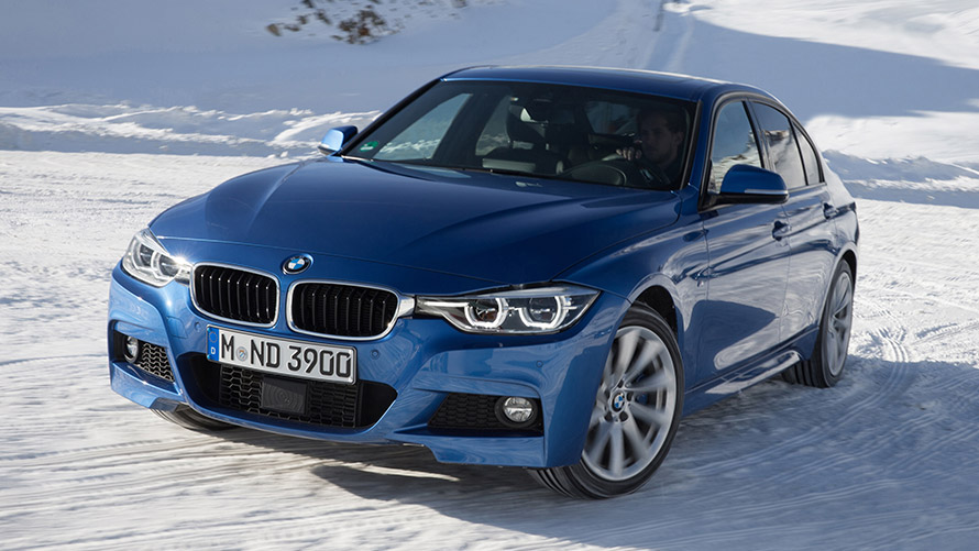 BMW סדרה 3 F30 דור שישי מבט קדמי בשלג דגמי BMW סדרה 3 BMW סדרה 3 דור שישי F30 מבט קדמי בשלג