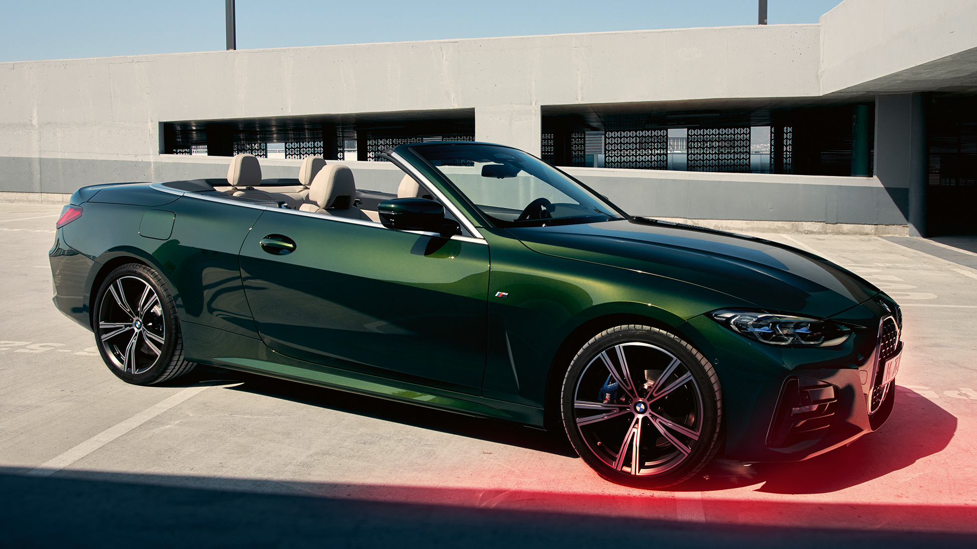 מבט קדמי BMW סדרה 4 קבריולה BMW סדרה 4 קבריולה Sanremo Green מבט מלפנים