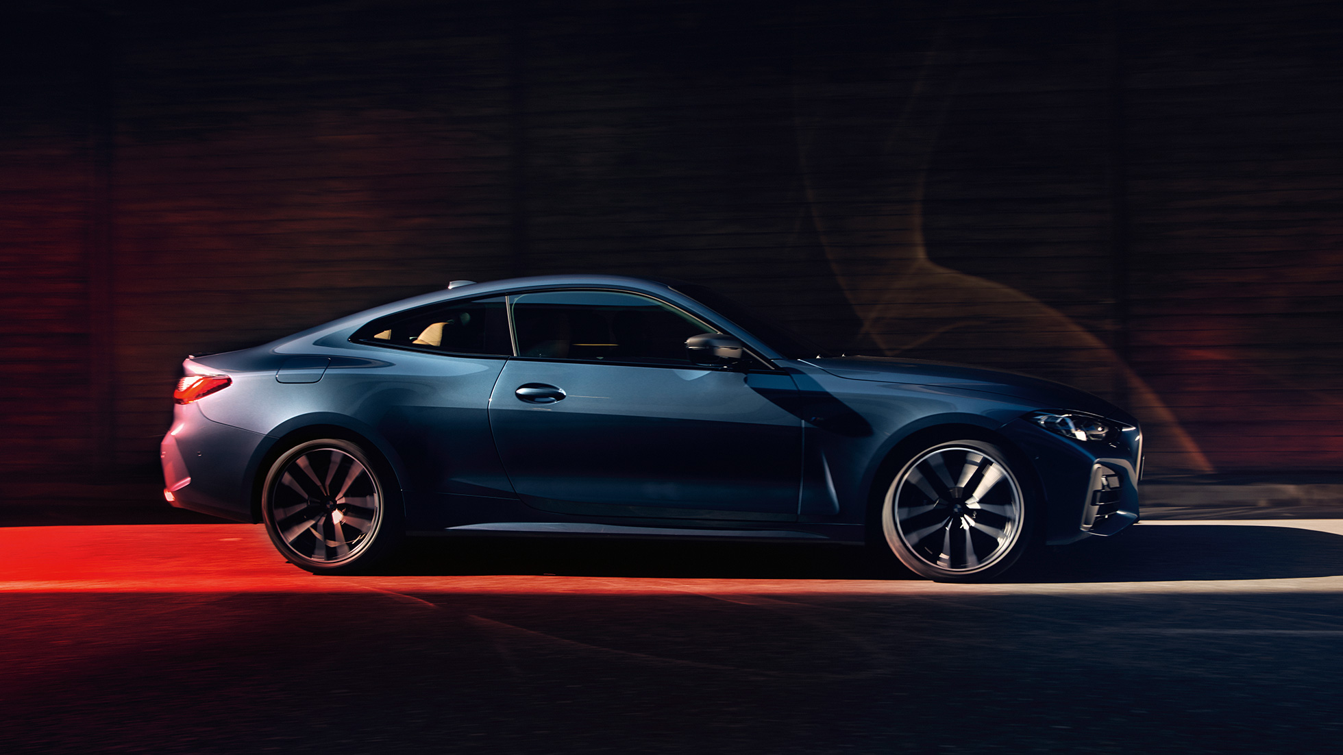 מבט צדדי BMW סדרה 4 קופה BMW סדרה 4 קופה Arctic Race Blue metallic מבט צדדי