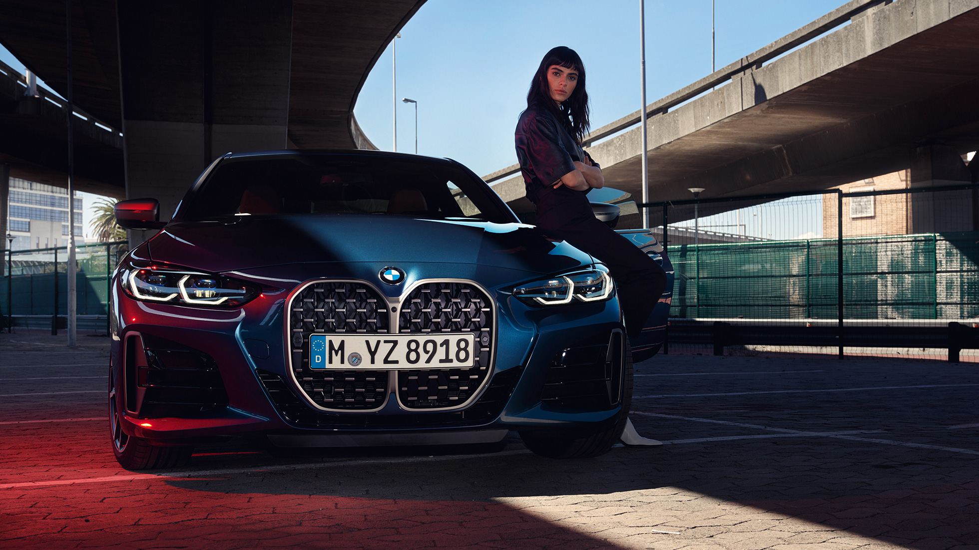 מבט קדמי על גריל הכליות ופנסים קדמיים BMW סדרה 4 קופה BMW סדרה 4 קופה Arctic Race Blue metallic מבט קדמי על גריל הכליות והפנסים הקדמיים