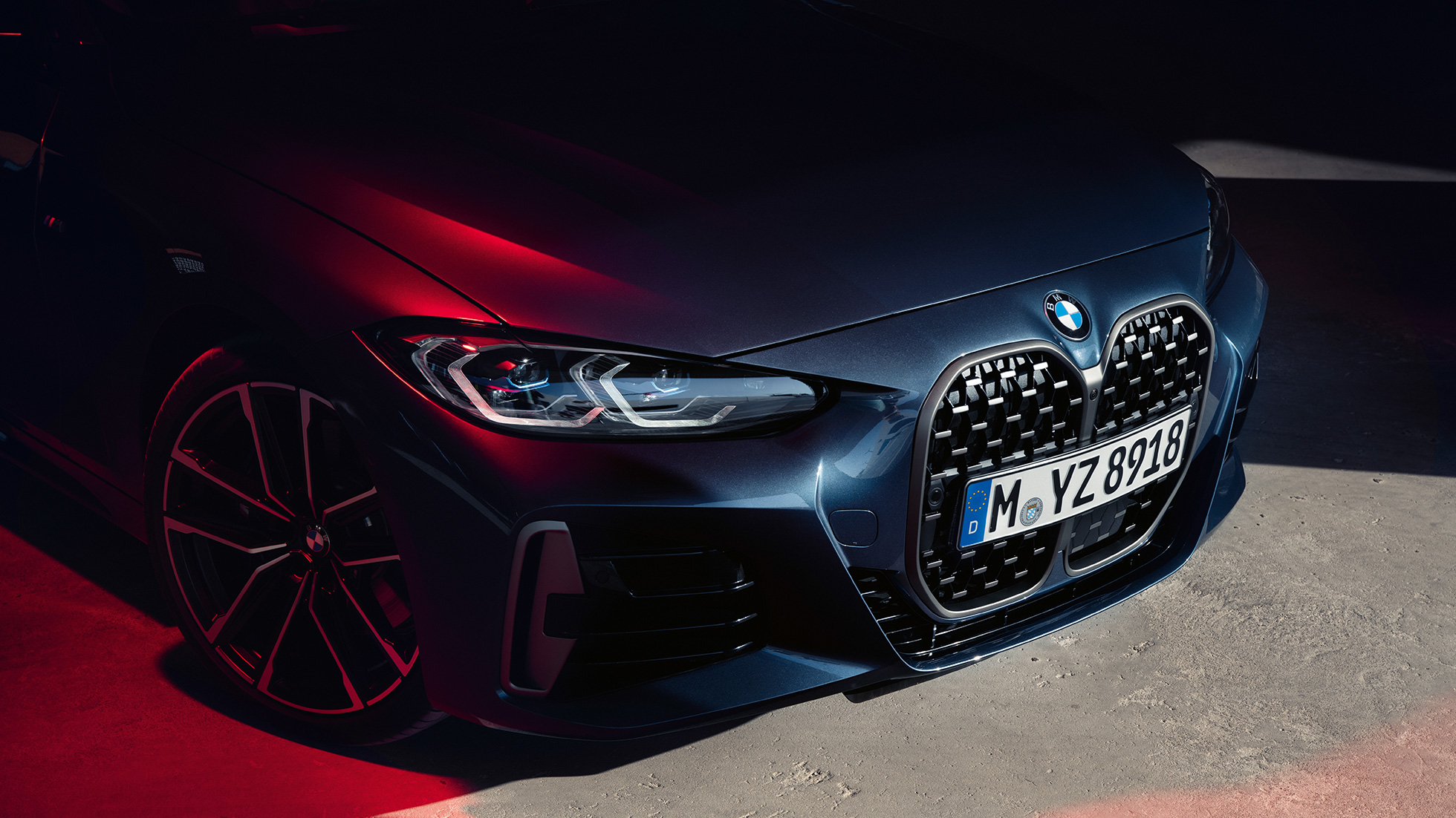 מבט 3/4 קדמי גריל הכליות של BMW סדרה 4 קופה G22 2020 BMW סדרה 4 קופה Arctic Race Blue metallic מבט קדמי גריל כליות