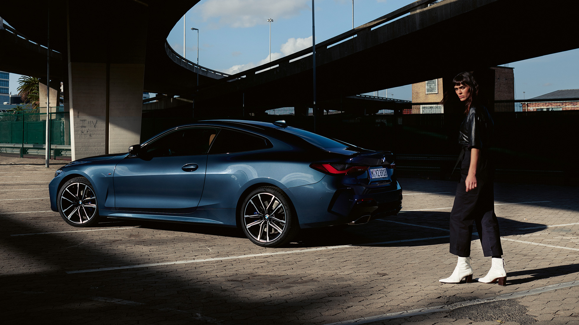 מבט צדדי קו גג משופע BMW סדרה 4 קופה BMW סדרה 4 קופה Arctic Race Blue metallic מבט צדדי קו גג משופע