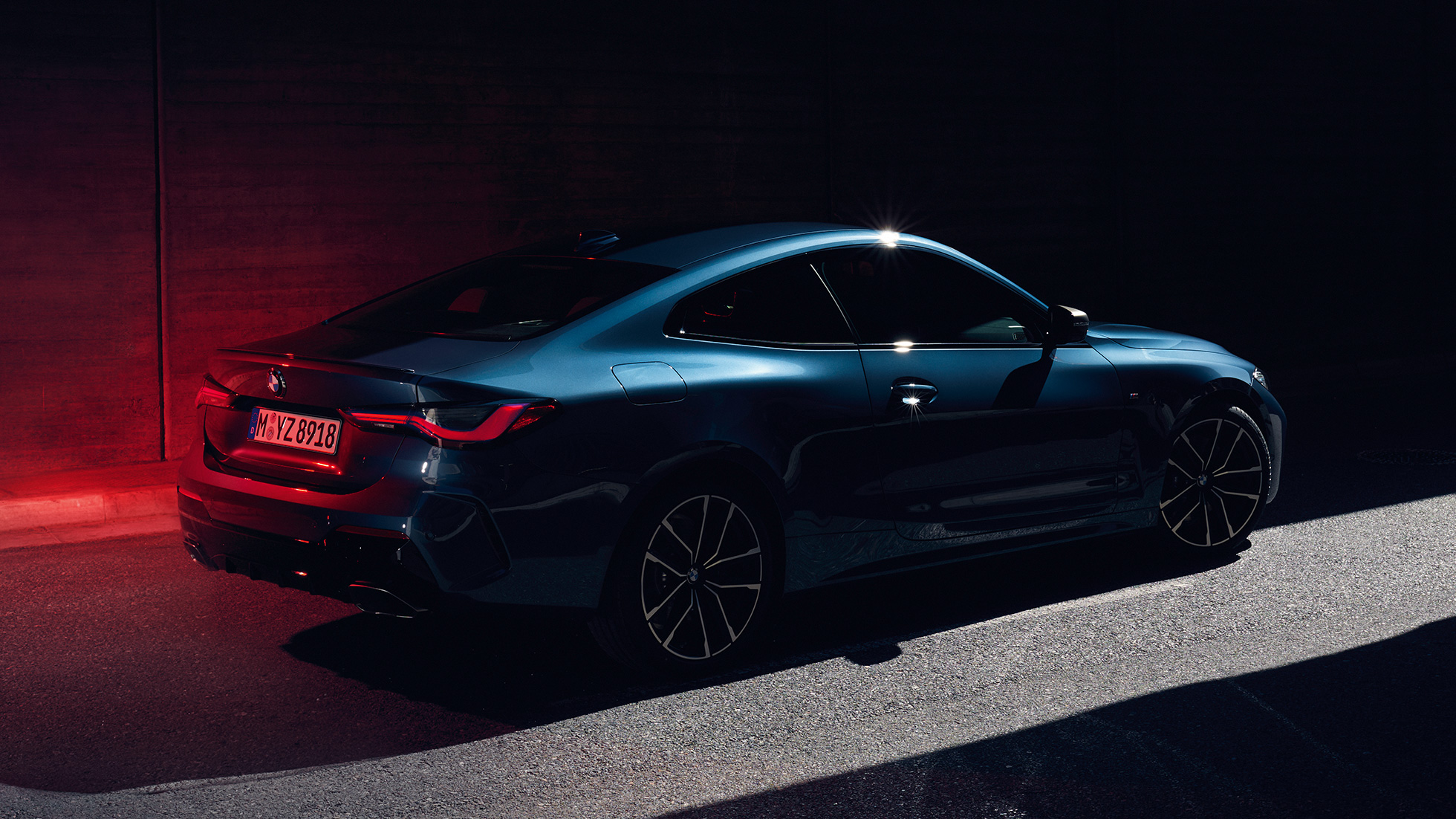 מבט אחורי על האלמנט העיצובי Hofmeister kink של BMW סדרה 4 קופה BMW סדרה 4 קופה Arctic Race Blue metallic מבט אחורי עם האלמנט העיצובי Hofmeister kink