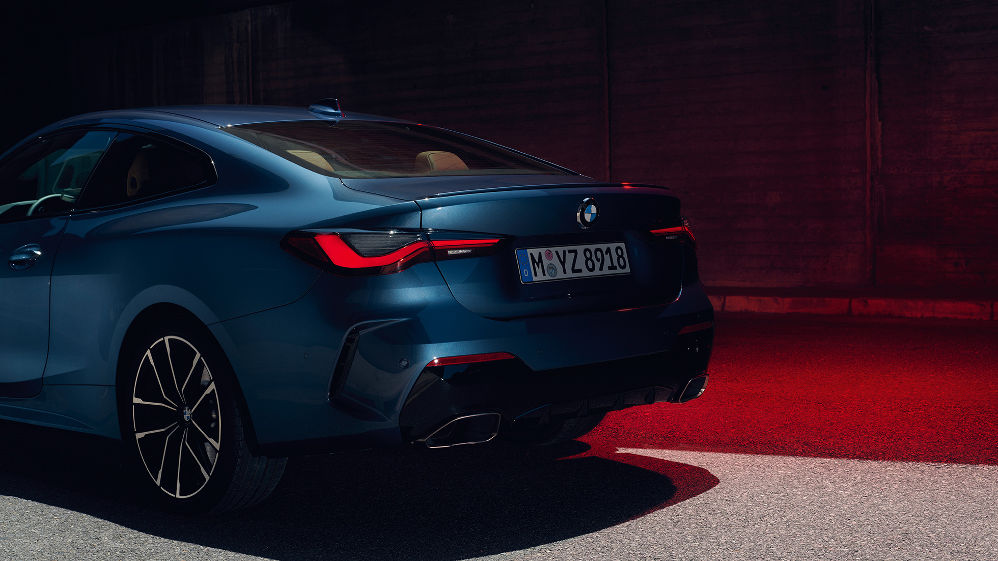 מבט אחורי צינורות פליטה BMW סדרה 4 קופה BMW סדרה 4 קופה Arctic Race Blue metallic מבט אחורי צינורות פליטה
