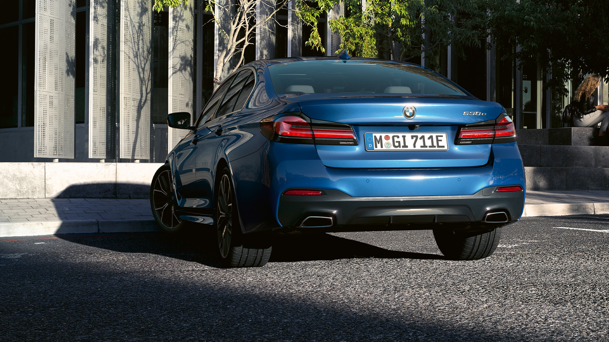 חצאית אחורית BMW סדרה 5 סדאן G30 צינורות מפלט אחוריים, BMW סדרה 5 סדאן G30 פייסליפט 2020 כחול Phytonic צילום תקריב אחורי