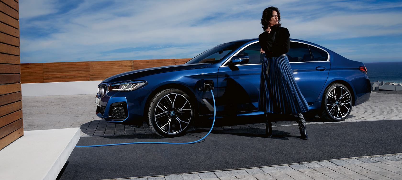 BMW סדרה 5 סדאן פלאג-אין הייבריד 2021 G30 מבט מלפנים בטעינה BMW סדרה 5 סדאן פלאג-אין הייבריד 2021 G30 מבט צדדי בטעינה