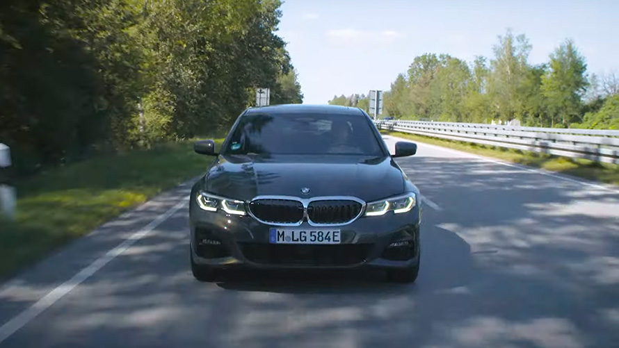 BMW פלאג-אין הייבריד נסיעה ברחוב BMW סדרה 5 סדאן G30 פלאג-אין הייבריד של BMW נסיעה ברחוב מבט קדמי