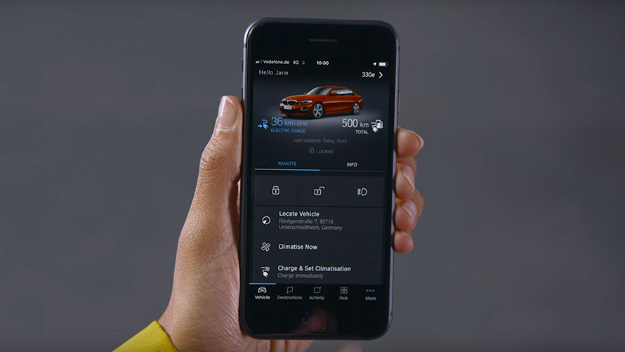 טלפון חכם עם האפליקציה BMW Connected BMW סדרה 5 סדאן G30 טלפון חכם עם אפליקציית BMW Connected צילום תקריב