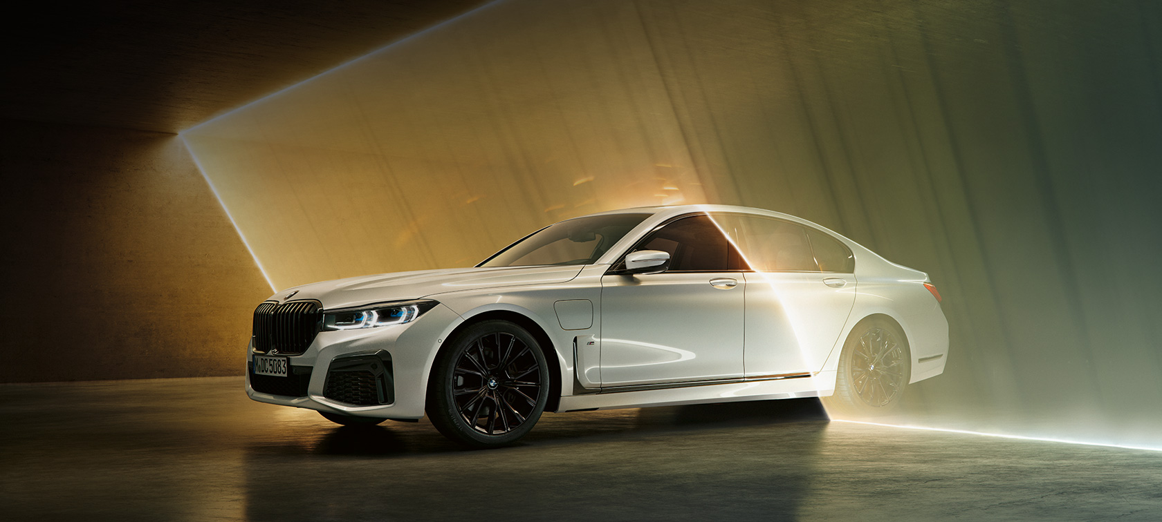 BMW סידרה 7, לבנה, במבט חזית-צד BMW סידרה 7: BMW לבנה במבט חזית-צד, מוקפת באלומת אור