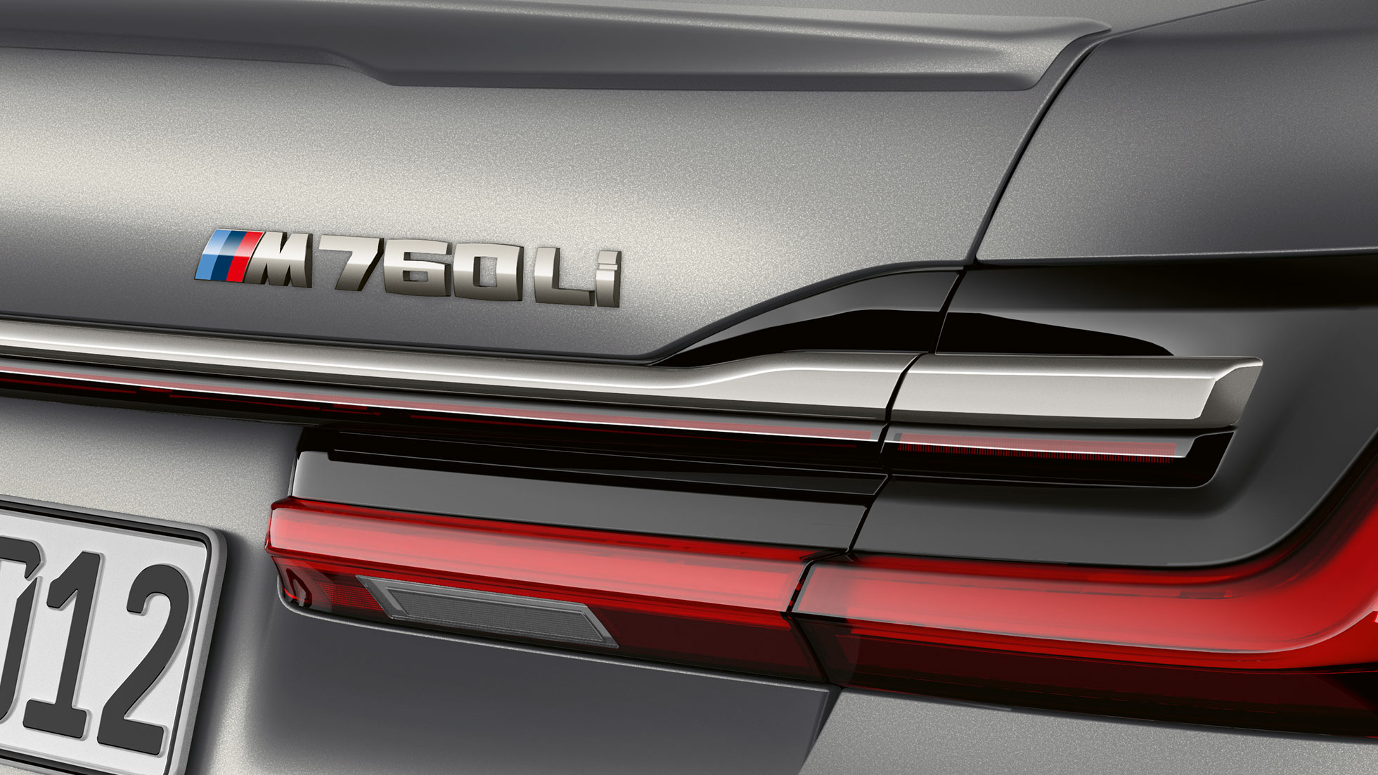 BMW סידרה 7: תקריב על תווית BMW M760Li BMW סידרה 7: תקריב על תווית BMW M760Li בחלק האחורי